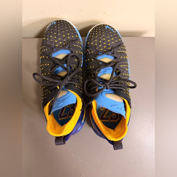 Youth Nike LeBron XVIII, Boy's Size 5 Black/ Gold/ Coast Concord, CW2760 006- - Picture 5 of 7